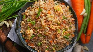 స్ట్రీట్ ఫుడ్ టేస్ట్ ఇంట్లోనే..ఎలాంటి సాస్‌ లు లేకుండానే అదిరిపోయే వెల్లుల్లి కారం ఎగ్ ఫ్రైడ్ రైస్..