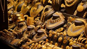 బంగారం రేట్లు మరింత తగ్గుతాయా? వైరల్ అవుతున్న జ్యోతిష్యుడి అంచనా!