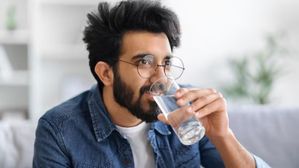 పదే పదే నీళ్లు తాగుతున్నారా? సద్గురు చెబుతున్న ఈ షాకింగ్ నిజాలు తెలుసుకోండి!