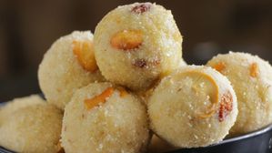 పాలు వద్దు, పంచదార వద్దు.. పటిక బెల్లంతో 10 నిమిషాల్లో సూపర్ టేస్టీ రవ్వ లడ్డు!