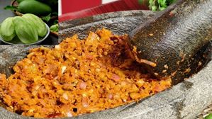 మండే ఎండలకు చెక్.. వడదెబ్బను తరిమికొట్టే పచ్చి మామిడి - ఉల్లి చట్నీ!