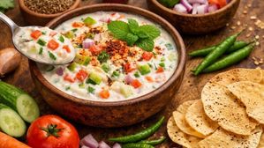 రోజూ తినే రైతాతో బోర్ కొట్టిందా? అయితే కమ్మని తడ్కా వెజిటబుల్ రైతా ట్రై చేయండి!