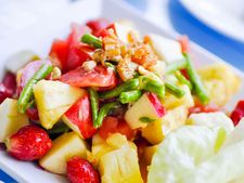 ট্যাঙ্গি শ্রিম্প অ্যান্ড ফ্রুট স্যালাড 