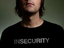 আপানার সঙ্গী নিরাপত্তাহীনতায় ভুগছেন এগুলিই তার লক্ষণ!