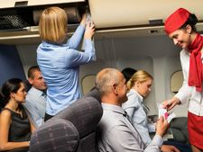 ফ্লাইটের মধ্যে যাত্রীরা হামেশাই যে বিরক্তিকর কাজগুলি করে থাকেন