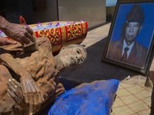 মৃতদেহের সঙ্গে একসঙ্গে থাকতে পারবেন আপনি? এরা পারে!