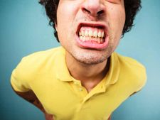 হালুদ দাঁতকে সুন্দর করে তুলতে কাজে লাগান এই ঘরোয়া পদ্ধতিগুলিকে!