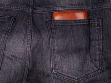 প্যান্টের পিছনের পকেটে মানি ব্যাগ রাখা বন্ধ না করলে আপনি পঙ্গু হয়ে যেতে পারেন!