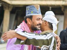 ঈদ মোবারক: ঈদের দিনে কোলাকুলি মাস্ট! কেন জানেন?