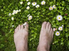 খালি পায়ে হাঁটুন ১০০ বছর বাঁচুন!