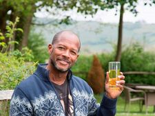 এই লোকটি নিজের প্রস্রাব খেয়ে দিন কাটান! কেন জানেন?