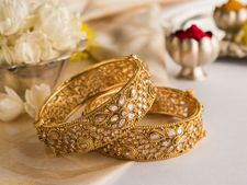 চুড়ি আর বালা পরা ছেড়ে দেননি তো? 