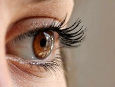 কম বয়সেই অন্ধ হতে চান নাকি?