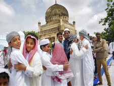 সাবধান: এইচ১ এন১ ভাইরাসের আক্রমণ থেকে বাঁচতে কোলাকুলি নৈব নৈব চ!