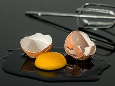 আচ্ছা ডিম নিরামিষ না আমিষ খাবার বলতে পারেন? 