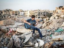 ইজরায়েলের মিসাইলের সামনে দাঁড়িয়ে প্যালেস্থাইনের কিছু বই! 