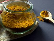 নিয়মিত কাঁচা হলুদ খাওয়া শুরু করলে কত উপকার মিলতে পারে জানেন? 