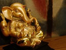 ঠাকুর ঘরে ঠিক কতগুলি ঠাকুরের মূর্তি বা ছবি রাখা শুভ জানা আছে? 