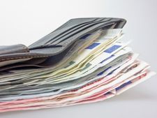 পিছনের পকেটে মানি ব্যাগ রাখলে কি হতে পারে জানেন?