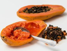 বেশি মাত্রায় পেঁপে খাওয়া উচিত নয় কেন জানেন? 