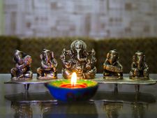 পুজোর ঘরের ডেকরেশন ঠিক ঠিক নিয়ম মেনে না করলে কিন্তু মারাত্মক ক্ষতি হয়ে যেতে পারে! 