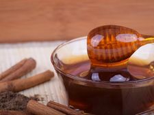 চিকিৎসকেরা এই গরমে নিয়মিত মধু এবং দারচিনি খেতে বলেছেন কেন জানেন?  
