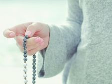 দুশ্চিন্তার কারণে কি মনে হচ্ছে বুকে যেন পাথর বসে আছে? তাহলে চিন্তামুক্ত হতে পাঠ করুন এই মন্ত্রগুলি!