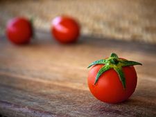 অল্প সময়েই ত্বক ফর্সা হয়ে উঠুক এমনটা যদি চান তাহলে নিয়মিত টমাটোর রস মুখে লাগাতে ভুলবেন না যেন!