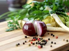 প্রতিদিন একটা করে কাঁচা পিঁয়াজ খেলে কী কী উপকার পেতে পারেন জানেন?  