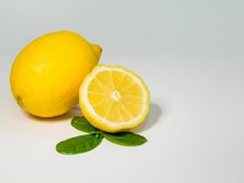 চটজলদি চুলের সৌন্দর্য বাড়াতে চান নাকি? তাহলে চুলের পরিচর্যায় লেবুকে কাজে লাগাতে ভুলবেন না যেন! 