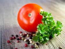 জানেন কি নিয়মিত ২ টো করে কাঁচা টমাটো খেতে কেন বলছেন চিকিৎসকেরা?  