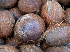 বাড়ির ঠাকুর ঘরে পুজো করা নারকেল রাখলে কী কী উপকার পাওয়া যায় জানা আছে?