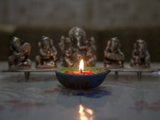 প্রতিদিন এই দেবতাদের সামনে প্রদীপ জ্বালালে যে কোনও সমস্যা মিটে যেতে দেখবেন সময় লাগবে না! 