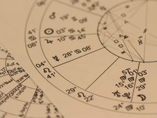 বছরের শেষের দিকে কোন কোন রাশির জাতক-জাতিকারা শনি দেবের প্রকোপে পরবেন জানা আছে? 