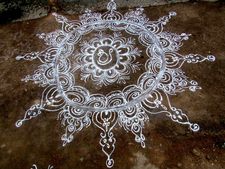 প্রতিদিন বাড়ির বাইরে আলপনা আঁকা জরুরি কেন জানেন? 