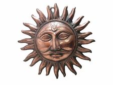 বাড়ির ঠাকুর ঘরে সূর্য দেবের বড় একটা পেনডেন্ট ঝোলানো উচিত কেন জানা আছে?