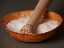 বাড়ির ড্রয়িং রুমে অল্প পরিমাণে নুন এবং হলুদ রাখলে কী কী উপকার পাওয়া যায় জানা আছে?