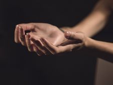 অনেক অনেক টাকায় ভরে উঠুক পকেট, এমনটা যদি চান তাহলে সকালে উঠে হাতের তালু দেখতে ভুলবেন না যেন!