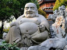 বাড়ির এই জায়গায় লাফিং বুদ্ধার মূর্তি রাখলে দেখবেন দুঃখ আপনাকে ছুঁতে পর্যন্ত পারবে না!  