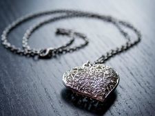 শনিদেবকে যদি রাগাতে না চান তাহলে ভুলেও শনিবার এই জিনিসগুলি কাউকে গিফ্ট  হিসেবে দেবেন না যেন! 