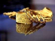 সাবধান: সোনার গয়না পরার সময় এই বিষয়গুলি মাথায় না রাখলে কিন্তু মারাত্মক বিপদ হতে পারে!