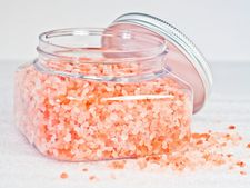 এক বালতি জলে এক কাপ নুন ফেলে সবারই প্রতিদিন ঘর মোছা উচিত, কেন জানেন? 