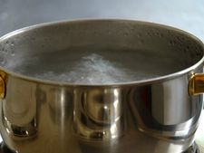 সারা দিন ধরে আধ ঘন্টা অন্তর অন্তর দু চুমুক করে গরম জল পান করুন তারপর দেখুন কী হয়!