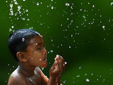 নিয়মিত কনকনে ঠান্ডা জলে স্নান করা বা সাঁতার কাটা উচিত কেন জানা আছে?