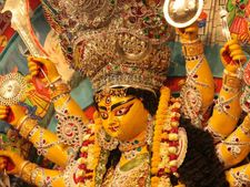 অষ্টমীর দিন সন্ধি পুজোর সময় দেবী দূর্গার সামনে ১০৮ টি পদ্ম নিবেদন করলে কী কী উপকার মেলে জানা আছে?  