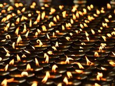 কালী পুজোর দিন প্রত্যেকেরই বাড়িতে প্রদীপ জ্বালানো উচিত! কেন জানা আছে?