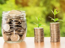 অনেক অনেক টাকার মালিক হয়ে উঠতে প্রতি শুক্রবার রাশি ভেদে এই লক্ষ্মী মন্ত্রগুলি পাঠ করা মাস্ট! 