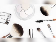 নিয়মিত মেকআপ ব্রাশ পরিষ্কার করবেন কীভাবে?