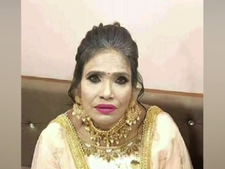 শুধুমাত্র গায়িকাই নন, এবার মডেলদের মতো র‍্যাম্পে হাঁটলেন রানু মণ্ডল!