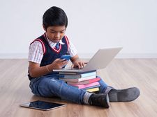 আপনার বাচ্চা কি প্রযুক্তিতে আসক্ত হয়ে পড়ছে? সমস্যার সমাধান করতে রইল টিপস